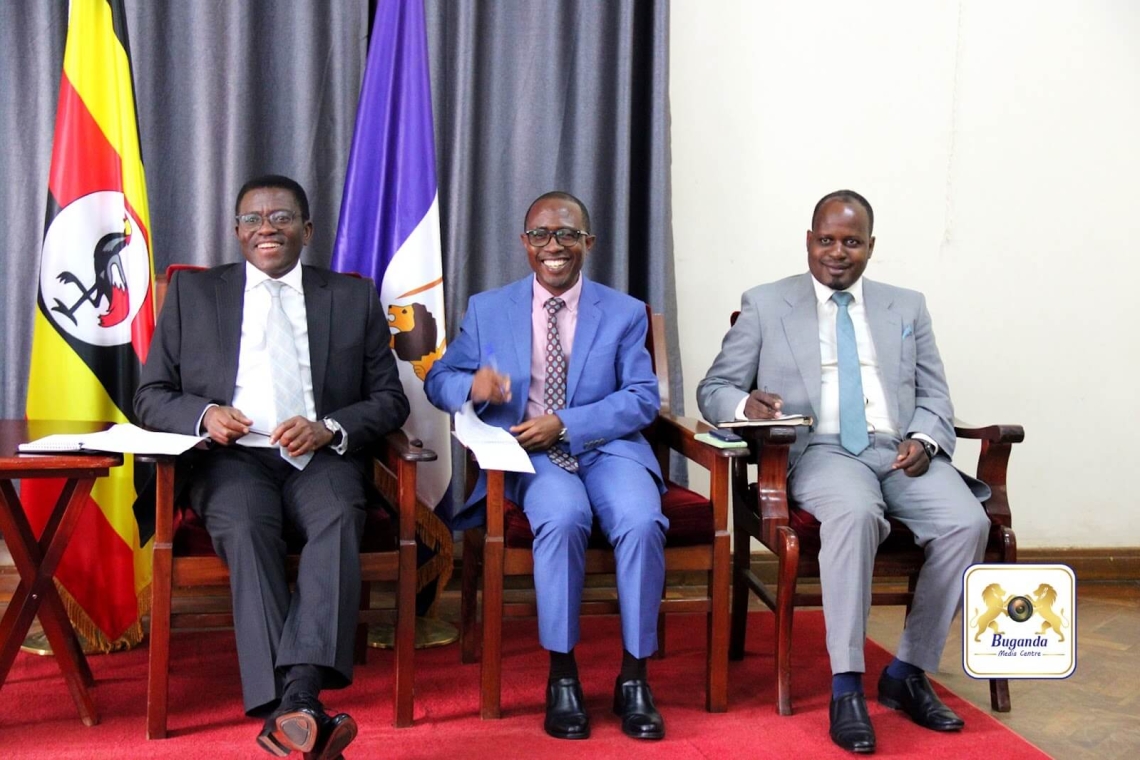 Owek. Katikkiro Charles Peter Mayiga ne Owek. Joseph Kawuki nga basisinkanye abaami b’amasaza e Bulange, Mmengo Owek. Katikkiro Charles Peter Mayiga ne Owek. Joseph Kawuki nga basisinkanye abaami b’amasaza e Bulange, Mmengo
